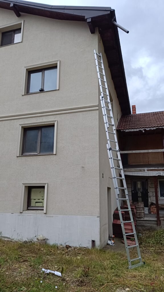 Astăzi suntem la înălțime un montaj camere de supraveghere în Mănăstire Humorului. Camere de la Hikv