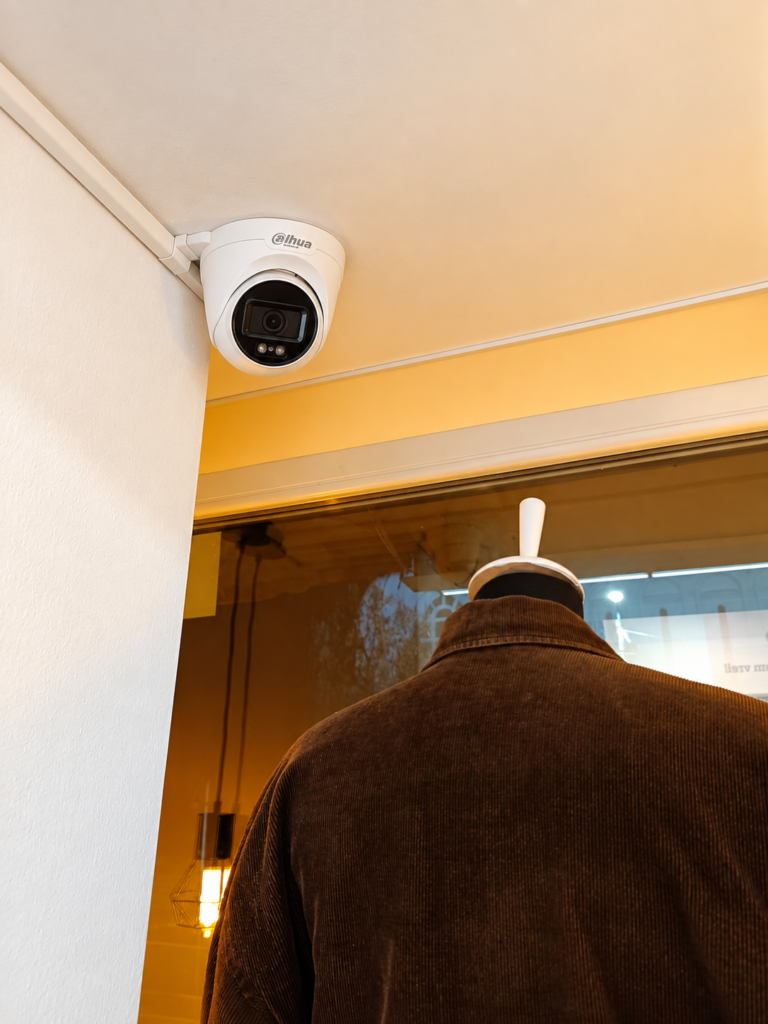 Cameră de supraveghere Dahua Dome 4 MP PoE montată la interior de Alinexus SmartHome în Suceava